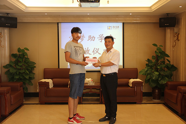 乐鱼在线-乐鱼在线(中国)
集团举行宏梦助学金发放仪式